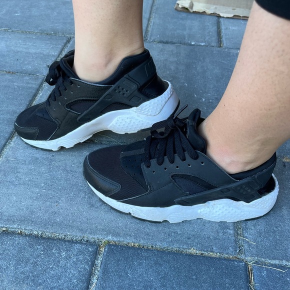 NIKE black huarache sneakers - SIZE 4.5Y/ US6-6.5 - Picture 4 of 16